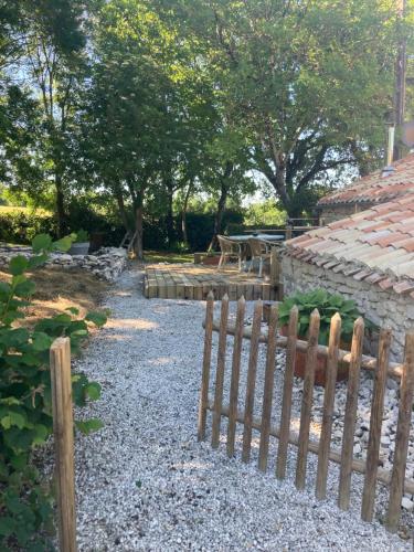 Taman di luar Les fontanelles du quercy blanc