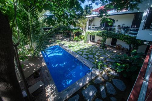 een uitzicht over een zwembad voor een huis bij Villas Parota Inn in Nuevo Vallarta 