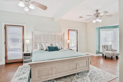 Classic Victorian home near downtown with a private pool, WiFi, & washer/dryer في سانت أوغيستين: غرفة نوم بها سرير ومروحة سقف