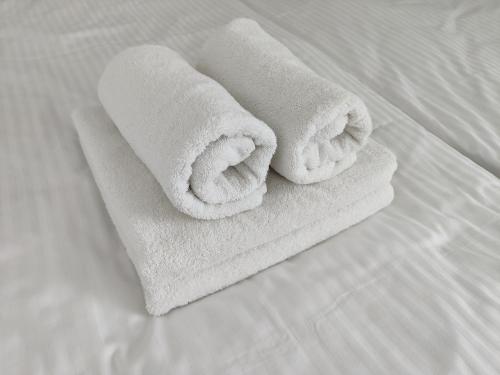 托倫的住宿－Perełka (by F&J)，床上的一大堆毛巾