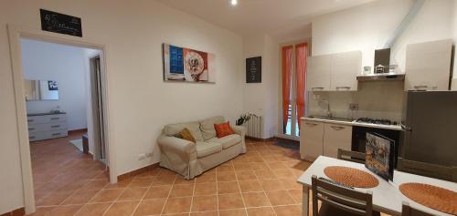 een woonkamer met een bank en een keuken bij Chic 'N Charme Trastevere Terrace 2 in Rome