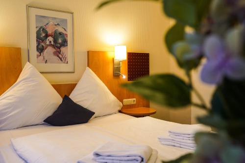Кровать или кровати в номере Hotel Scala Frankfurt City Centre