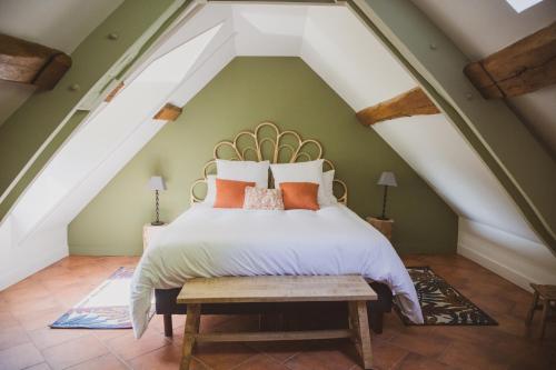 1 dormitorio con 1 cama grande y cabecero de madera en Domaine de Montizeau en Lailly-en-Val