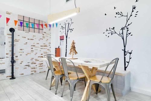 a dining room with a table and chairs at Alojamiento Simon 1 Murcia in Murcia