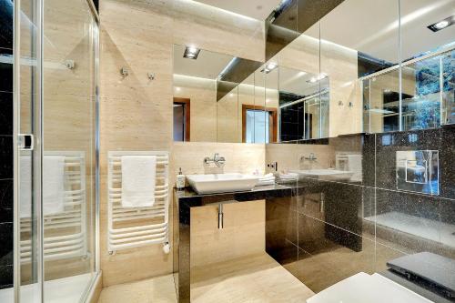 a bathroom with two sinks and a shower at Drim Apartaments in Gdańsk