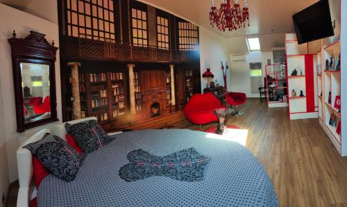 une chambre avec un lit et un salon dans l'établissement Domaine de cyrcé, à La Celle