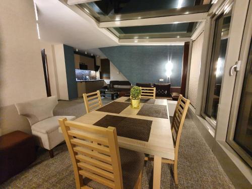 Un comedor con mesa y sillas en Apartament Blue Sky, en Władysławowo