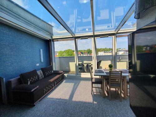 una sala de estar con un sofá y una mesa en Apartament Blue Sky, en Władysławowo