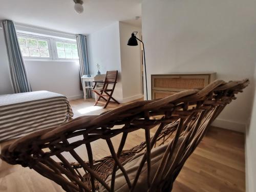 ein Schlafzimmer mit einem Bett und einem Schreibtisch in einem Zimmer in der Unterkunft Les Dunes in Bréhal