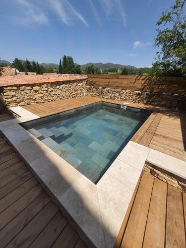 - une piscine au-dessus d'une terrasse en bois dans l'établissement Ventoux Apartments, à Puyméras