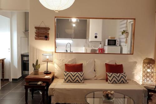 sala de estar con sofá y cocina en "Voyage en mer" splendide T3 lumineux, Wi fi et PARKING gratuit, en Toulon