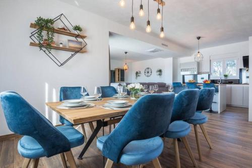 Nin Holiday Home with Pool