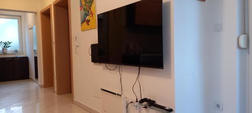 Una televisión o centro de entretenimiento en Apartment Onbria Mar