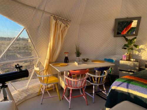 a room with a table and chairs in a tent at Star Garden Az in Valle