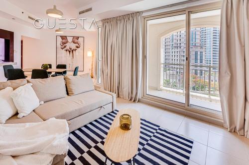 - un salon avec un canapé et une table dans l'établissement Mosela Tower by Emaar, The Views and Greens, à Dubaï