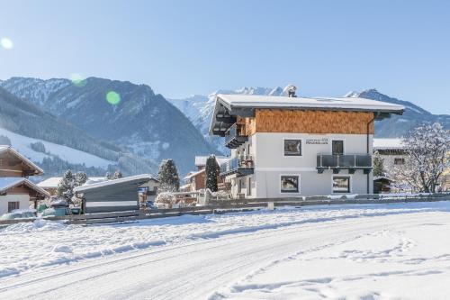 Ein allgemeiner Bergblick oder ein Berglick von der Ferienwohnung aus
