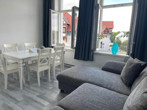 ein Wohnzimmer mit einem Sofa, einem Tisch und Stühlen in der Unterkunft Modern House Gehrden 2 in Gehrden
