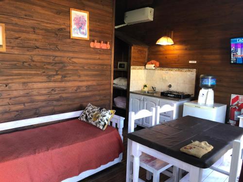 a room with a table and a kitchen with wooden walls at Rio Manso Tigre in Tigre