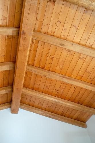 a wooden ceiling in a room at La Minditta in San Teodoro
