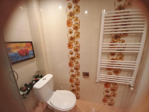 La salle de bains est pourvue de toilettes blanches et d'une fenêtre. dans l'établissement Dima's place, à Kazanlak