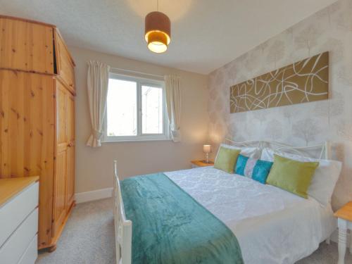 a bedroom with a bed and a window at Apartment 3 - 2 Bedroom town views in Paignton