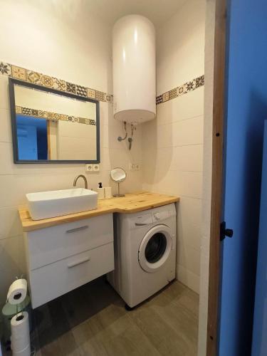 a bathroom with a washing machine and a sink at Casa Reyes in Rota