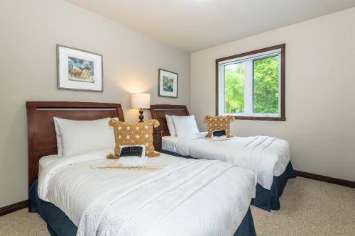 A bed or beds in a room at Townhouse With Free Shuttle To Tremblant Resort