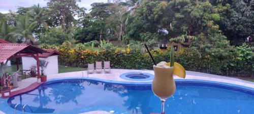 The swimming pool at or close to Agua Dulce Beach Resort