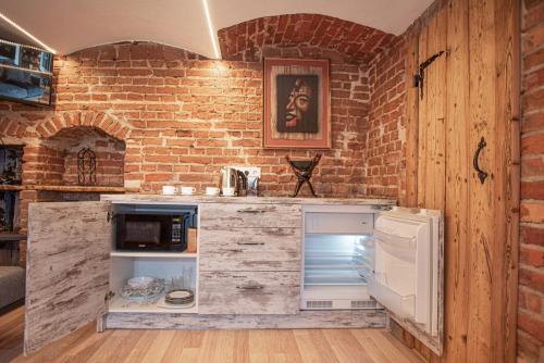 uma cozinha com uma parede de tijolos em Lapių Ola em Utena