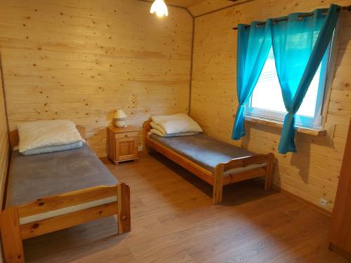 Zimmer mit 2 Betten in einem Blockhaus in der Unterkunft Dobre Miejsce in Polana