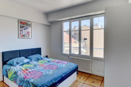 une chambre avec un lit et une fenêtre dans l'établissement Nice Gambetta, Beach, Tram, Park Alsace-Lorraine, à Nice