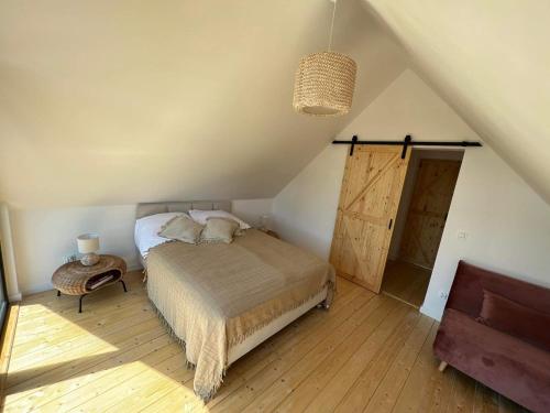 Ένα ή περισσότερα κρεβάτια σε δωμάτιο στο Grudza Barn House