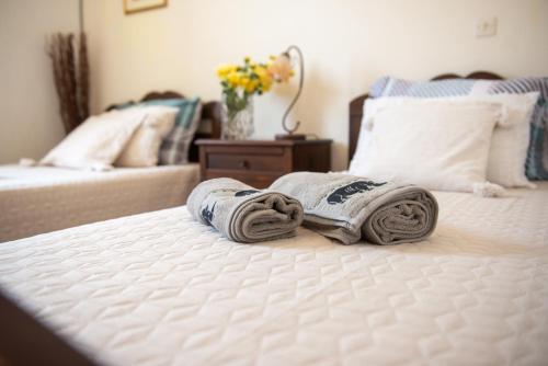 Una cama con toallas encima en Alexandras On The Beach and Pool apt, en Glyfada