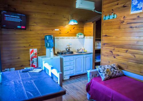a room with a kitchen with a table and a couch at Rio Manso Tigre in Tigre