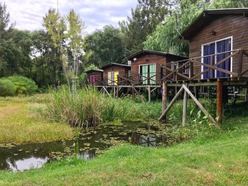 a log cabin with a pond in front of it at Rio Manso Tigre in Tigre