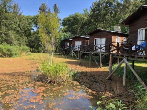 a log cabin with a pond in front of it at Rio Manso Tigre in Tigre