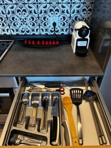 een lade in een keuken met keukengerei bij Central Apartment in Bydgoszcz