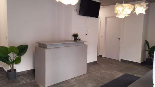 a room with a counter and a tv on the wall at Cozy Rooms - BAÑERA HIDROMASAJE in Valencia