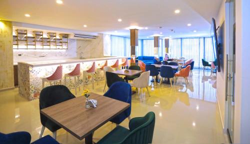 a restaurant with tables and chairs and a bar at Edificio Casa Tabor in Barranquilla