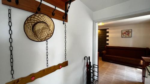 una cesta de ratán colgada en una pared en una sala de estar en House in the pines, en Sutomore