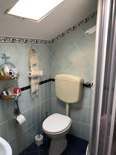 a small bathroom with a toilet and a sink at Il tuo angolo di paradiso in Monreale