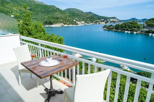 una mesa en un balcón con vistas al lago en Villa Ivanka en Zaton