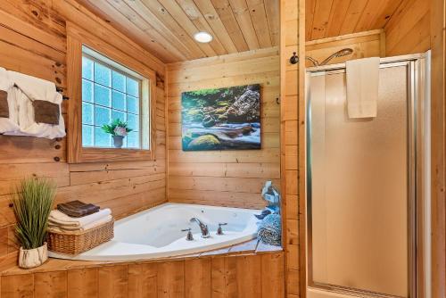 un bagno con vasca e doccia di Alone At Last a Townsend