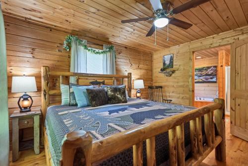 una camera con un letto in una baita di tronchi di Alone At Last a Townsend