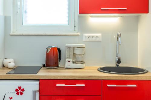 a kitchen with a counter top with a blender at Bol Summer Residence in Bol