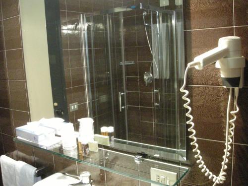 Hotel Giovanni في بادوفا: حمام مع مجفف للشعر ومرآة