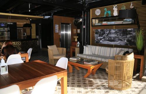 - un salon avec un canapé, une table et des chaises dans l'établissement HOTEL CIUDAD SOLAR, à Cali