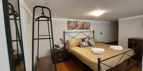 GEMELLI HOLIDAYS - Monte Mario Station connecting to center in 20 minutes, 2 easy lofts, groundfloor with courtyard, mezzanine bedroom, baby & pet friendly, 2 steps from groceries, restaurants, park, bus, cycle path - Warm guest care in 4 languages