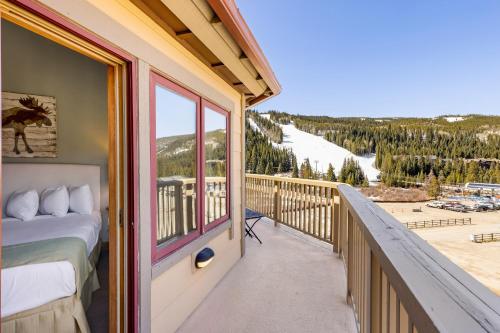 d'un balcon avec un lit et une vue sur une piste de ski. dans l'établissement 2300 Red Hawk Lodge condo, à Keystone