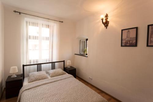 シビウにあるMedieval Central Apartment Sibiuのベッドルーム(ベッド1台、窓付)